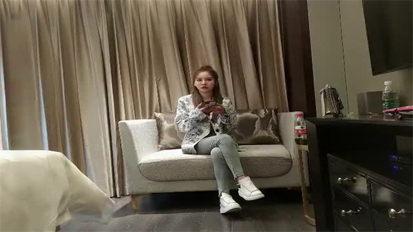 高马尾外围网红穿紧身牛仔裤狂秀大长腿，小伙操得欲仙欲死！