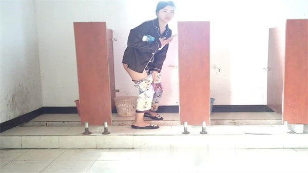 极品偷窥！4个隐秘机位全方位拍摄厕所全景，1镜到底刺激无限