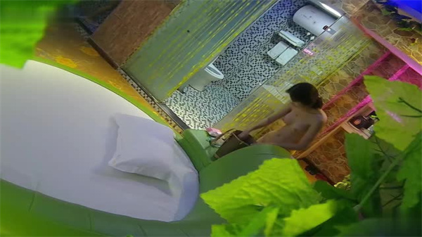 黑店隐秘偷拍！帅气猛男与苗条女友激情开房，爱爱全程盗录